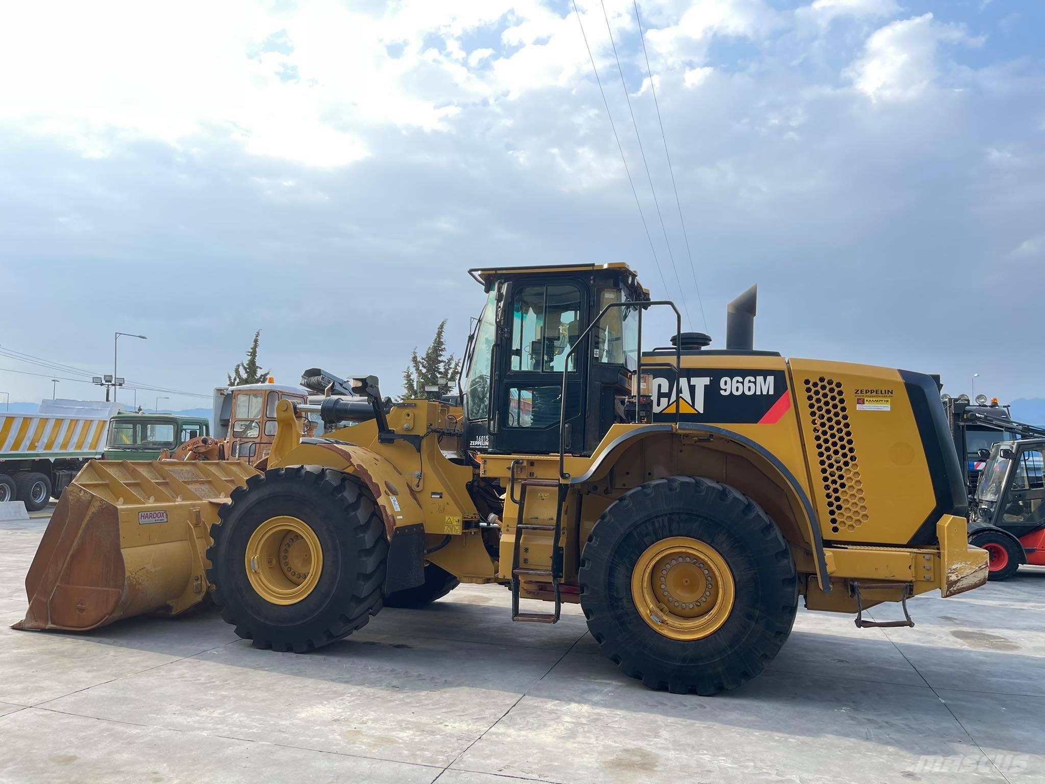CAT 966M لوادر بعجل