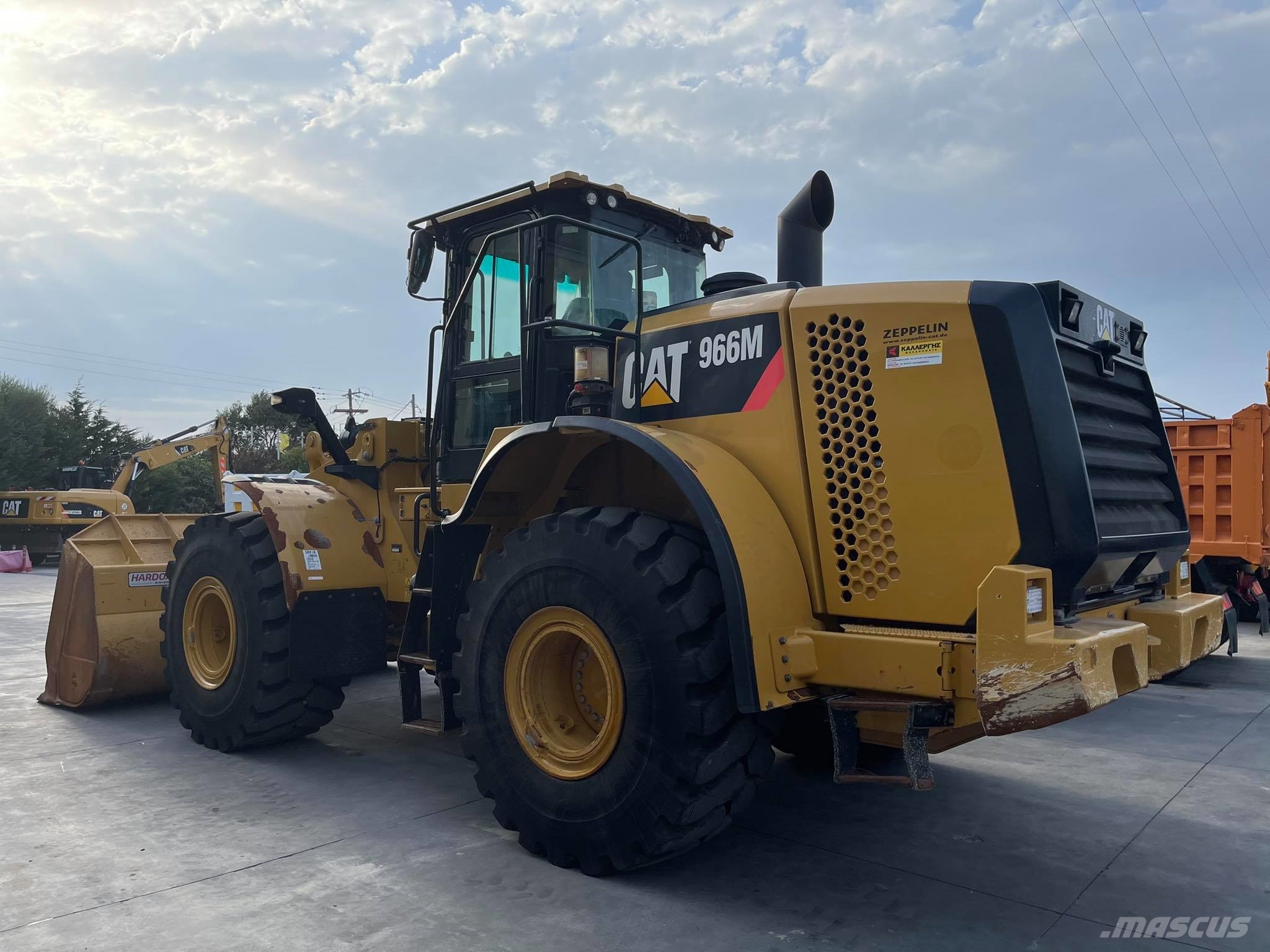CAT 966M لوادر بعجل