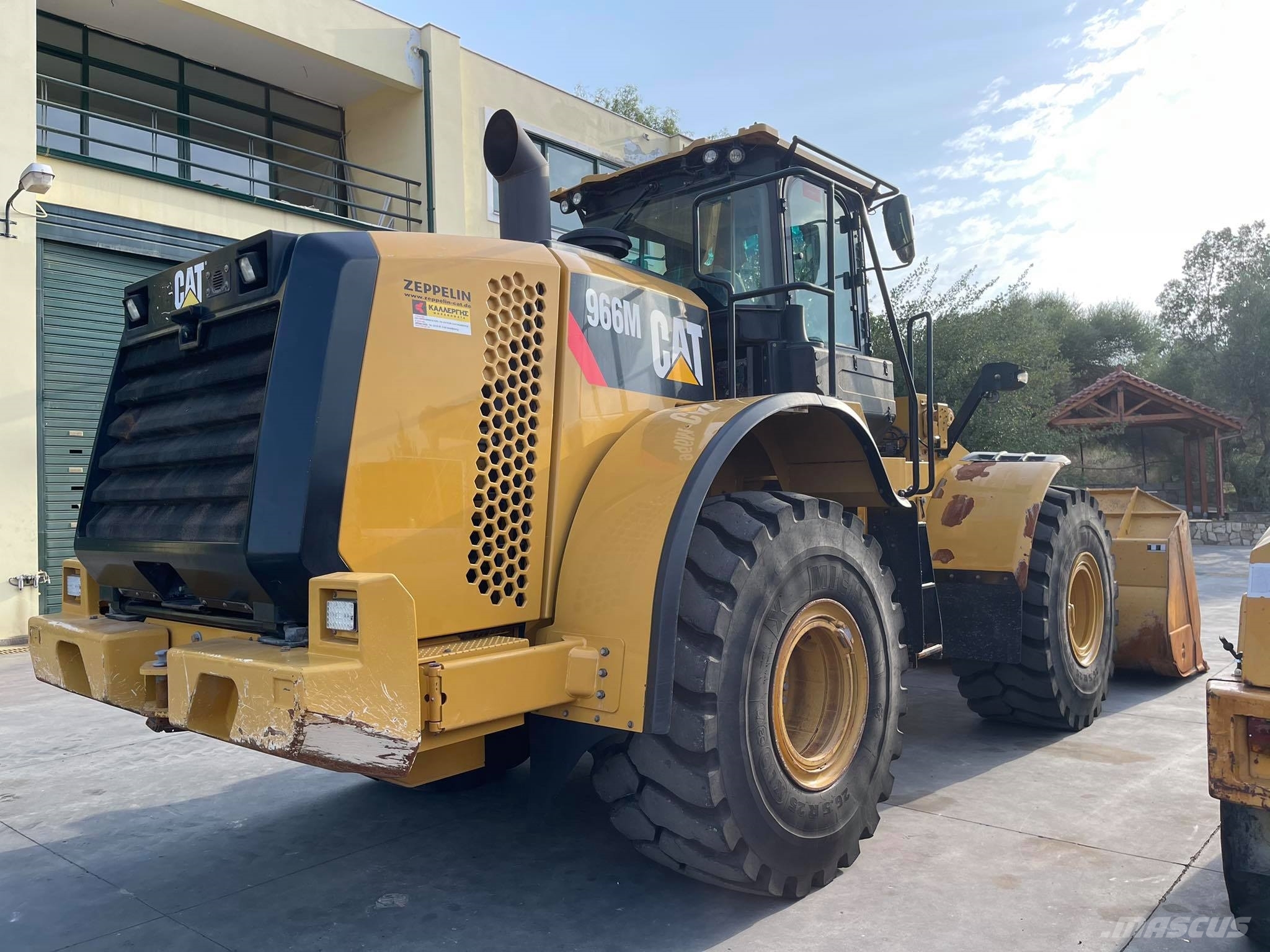 CAT 966M لوادر بعجل