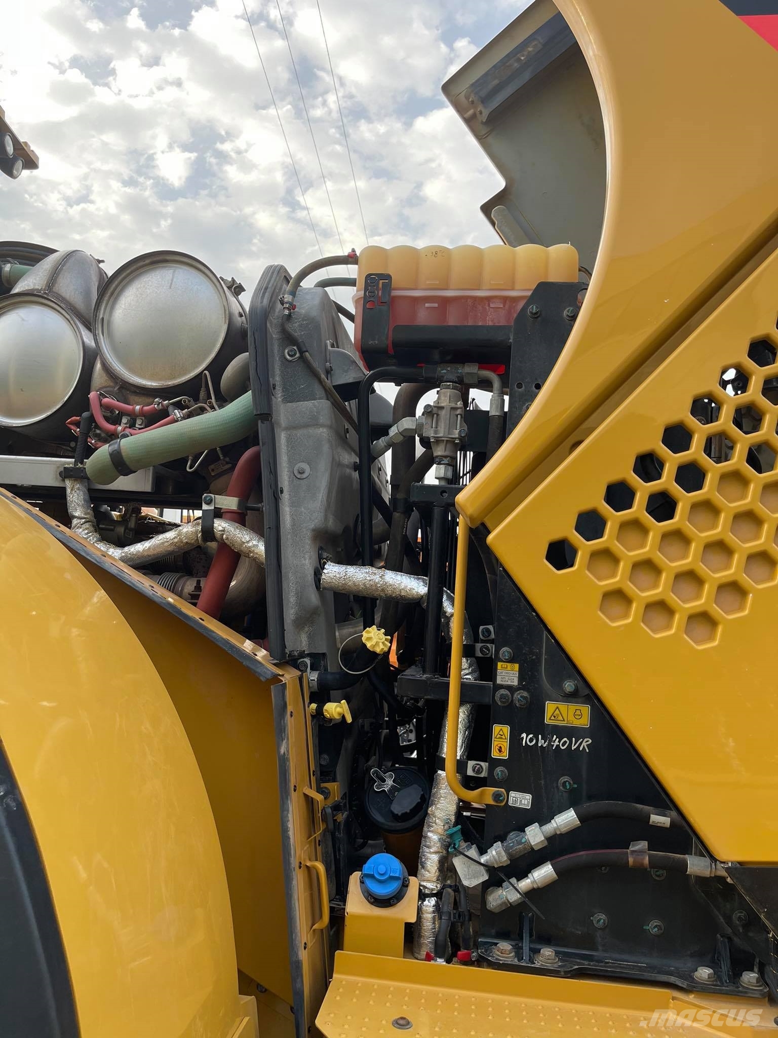 CAT 966M لوادر بعجل