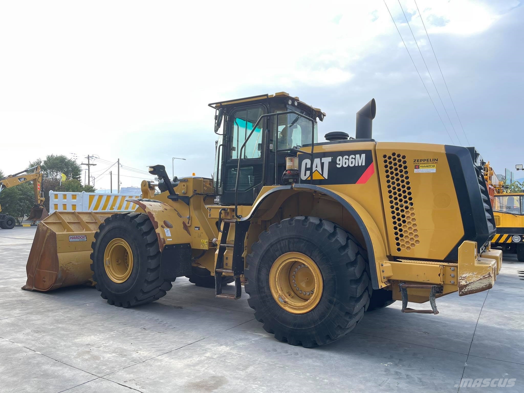CAT 966M لوادر بعجل
