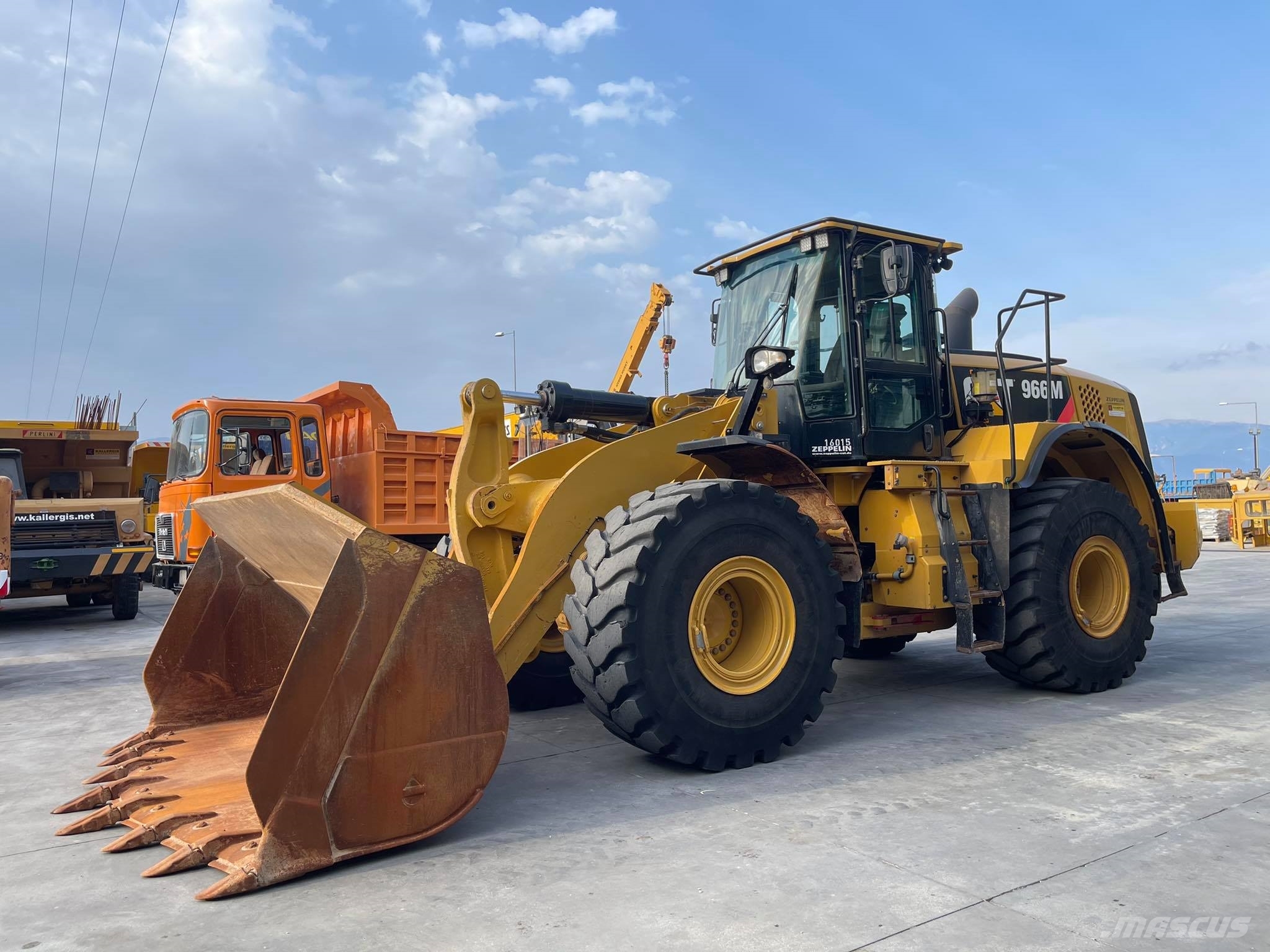 CAT 966M لوادر بعجل