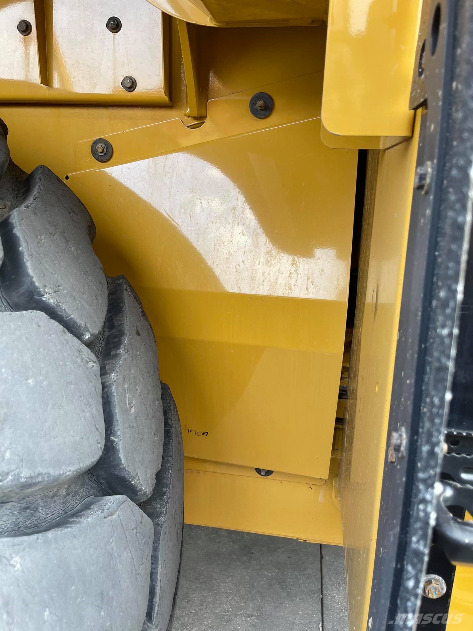 CAT 966M لوادر بعجل