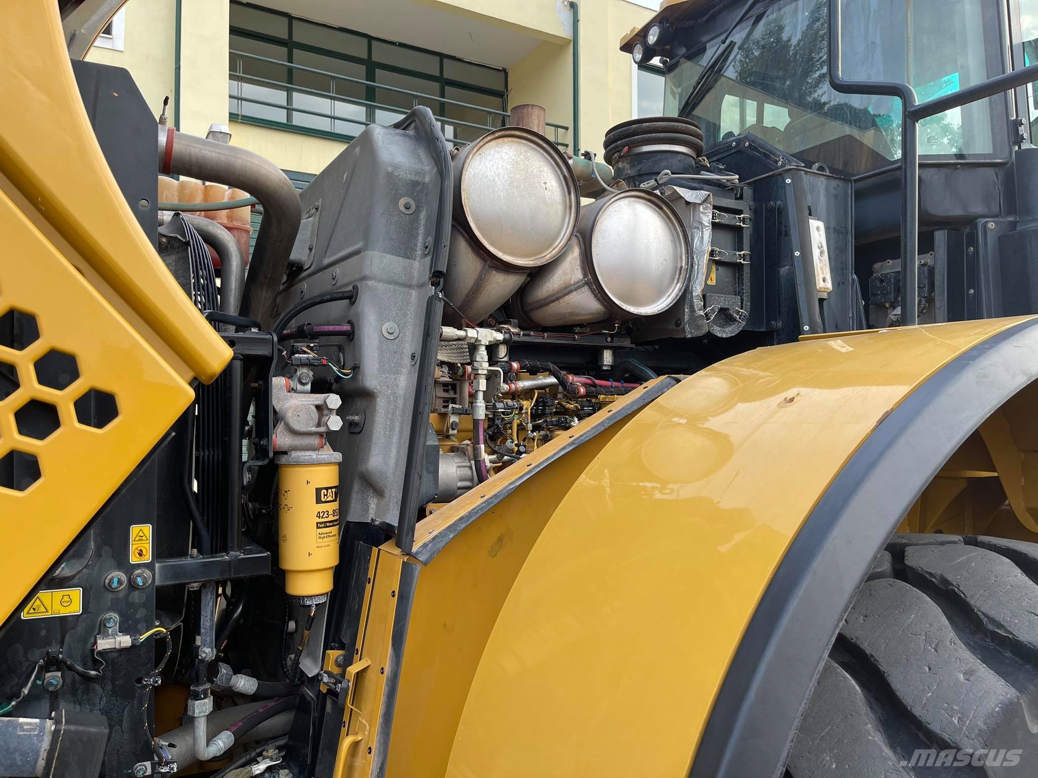 CAT 966M لوادر بعجل