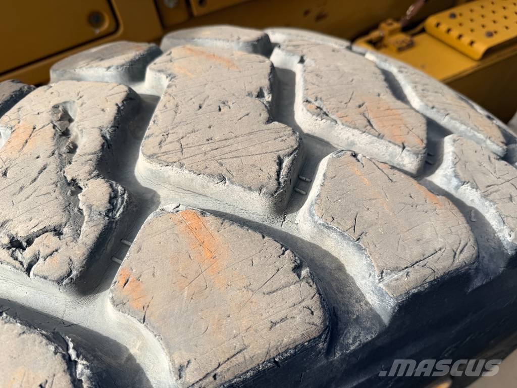 CAT 140M2 Tiehöylät
