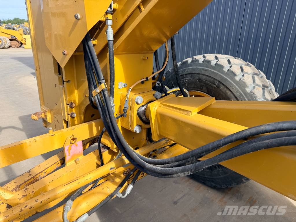 CAT 140M2 Tiehöylät