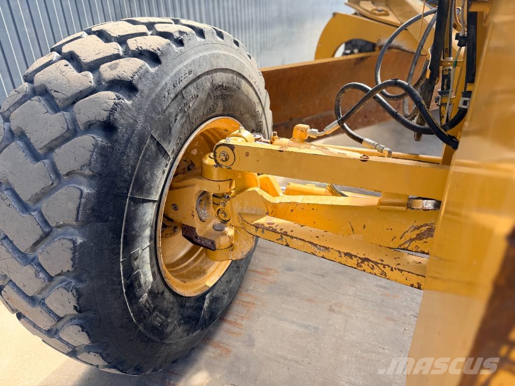 CAT 140M2 Tiehöylät