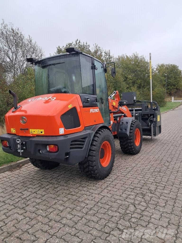 Kubota R 090 Iekrāvēji uz riteņiem