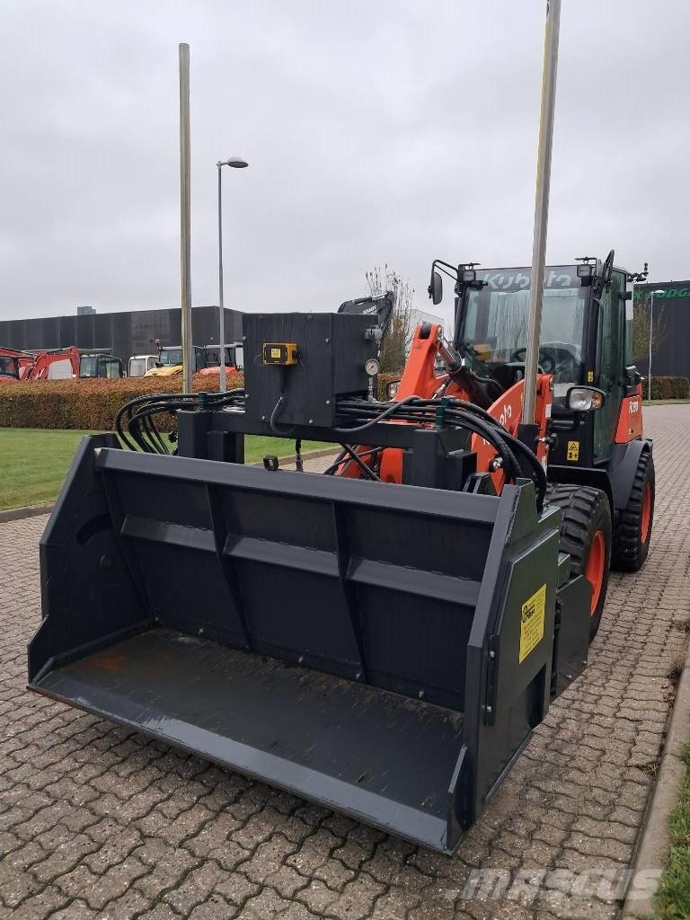 Kubota R 090 Iekrāvēji uz riteņiem