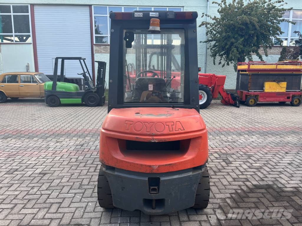 Toyota 7FGF30 /02/ V-2025 OB Gázüzemű targoncák