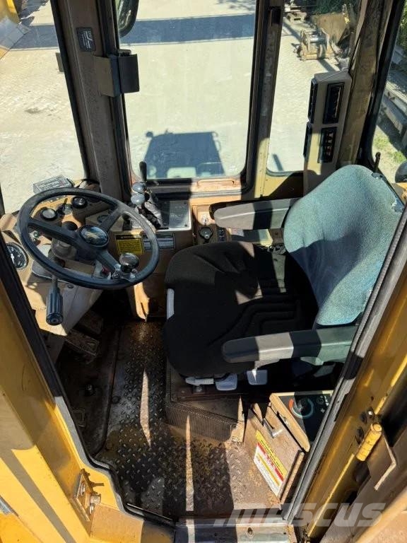 CAT 936E Kolesni nakladalci
