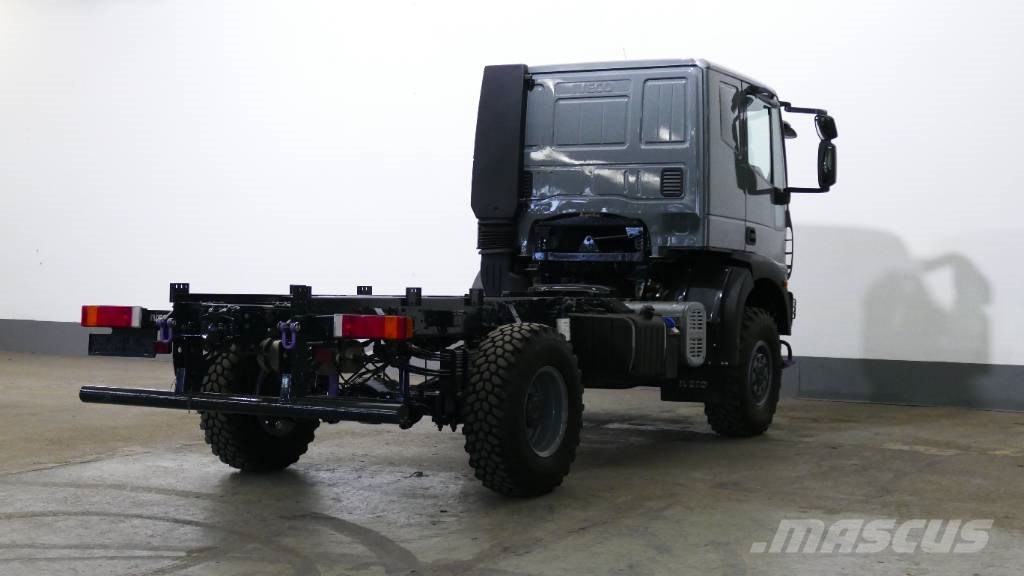 Iveco 100E22 Expedition Semirremolques de plataformas planas/laterales abatibles