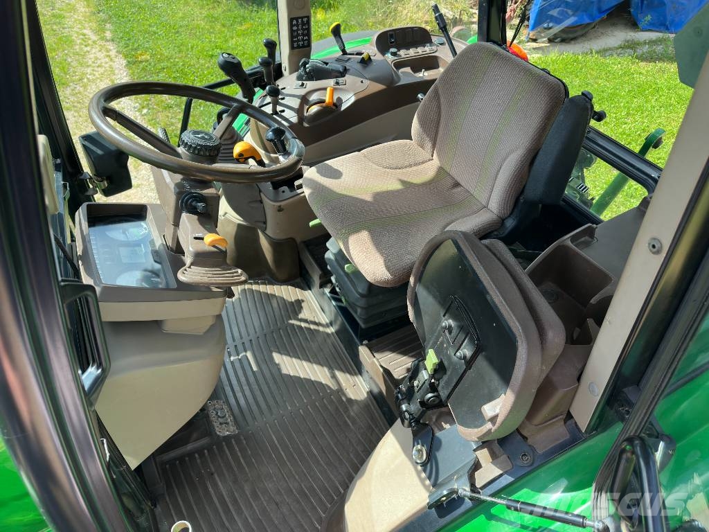John Deere 5820 Trattori