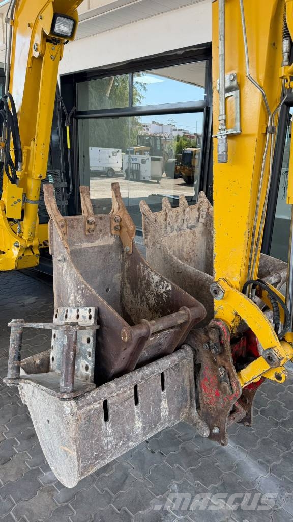 EXCAVADORA KOMATSU Escavadoras Midi 7t - 12t