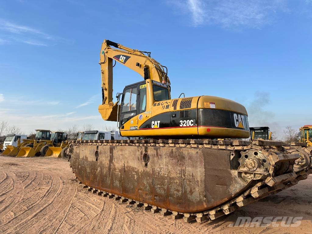 CAT 320 C L Amfībijas tipa ekskavatori