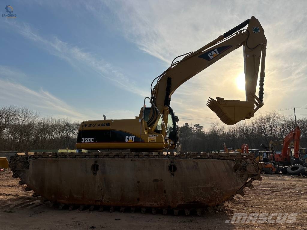 CAT 320 C L Amfībijas tipa ekskavatori