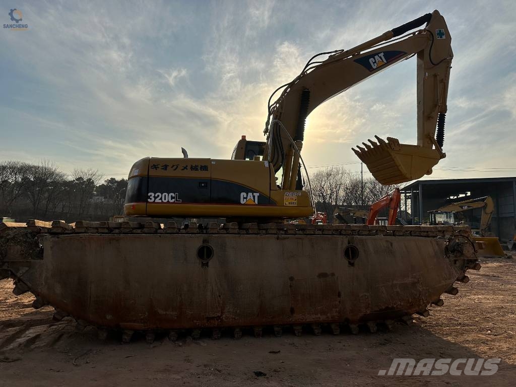 CAT 320 C L Amfībijas tipa ekskavatori