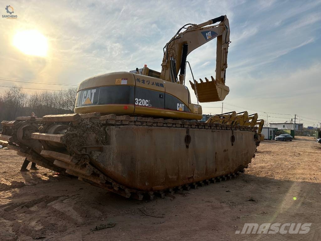 CAT 320 C L Amfībijas tipa ekskavatori