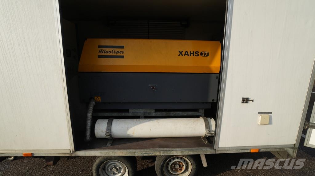 2 axle trailer with Atlas Copco XAHS37 compressor Furgons