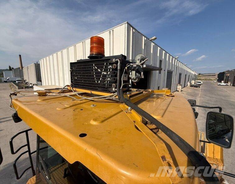 CAT 826K Skládkové kompaktory