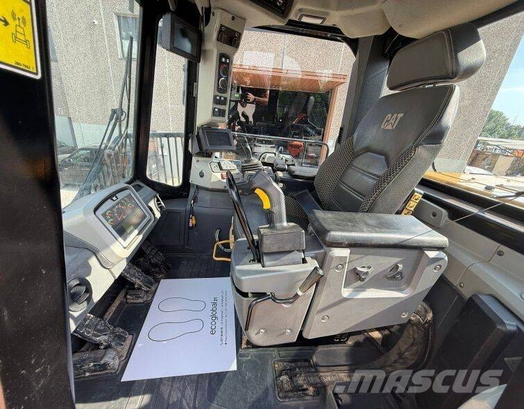 CAT 826K Skládkové kompaktory