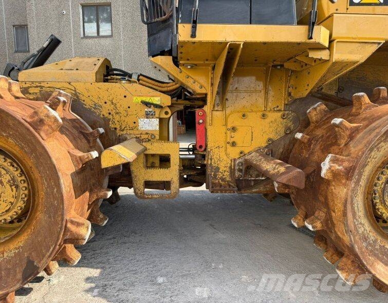 CAT 826K Skládkové kompaktory