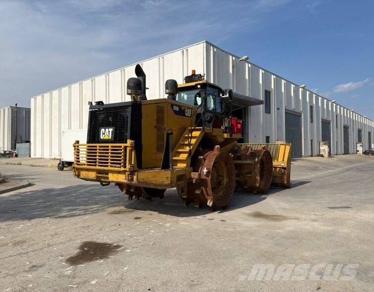 CAT 826K Skládkové kompaktory