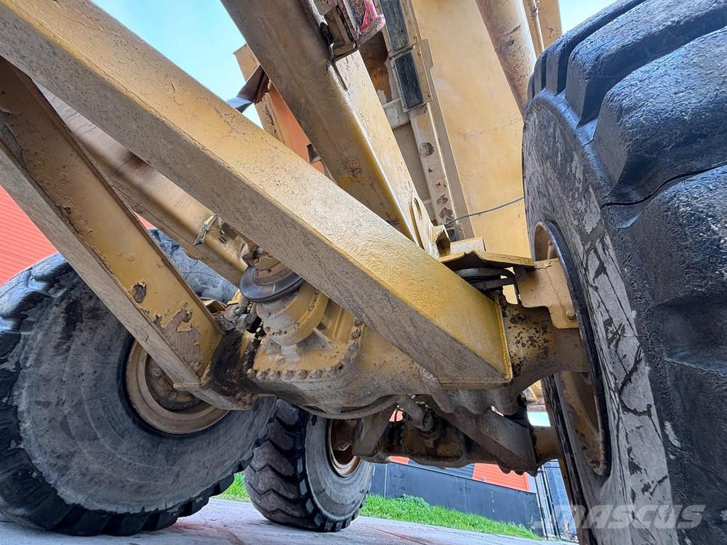 CAT 740 6x6 AC Dumper - Knickgelenk