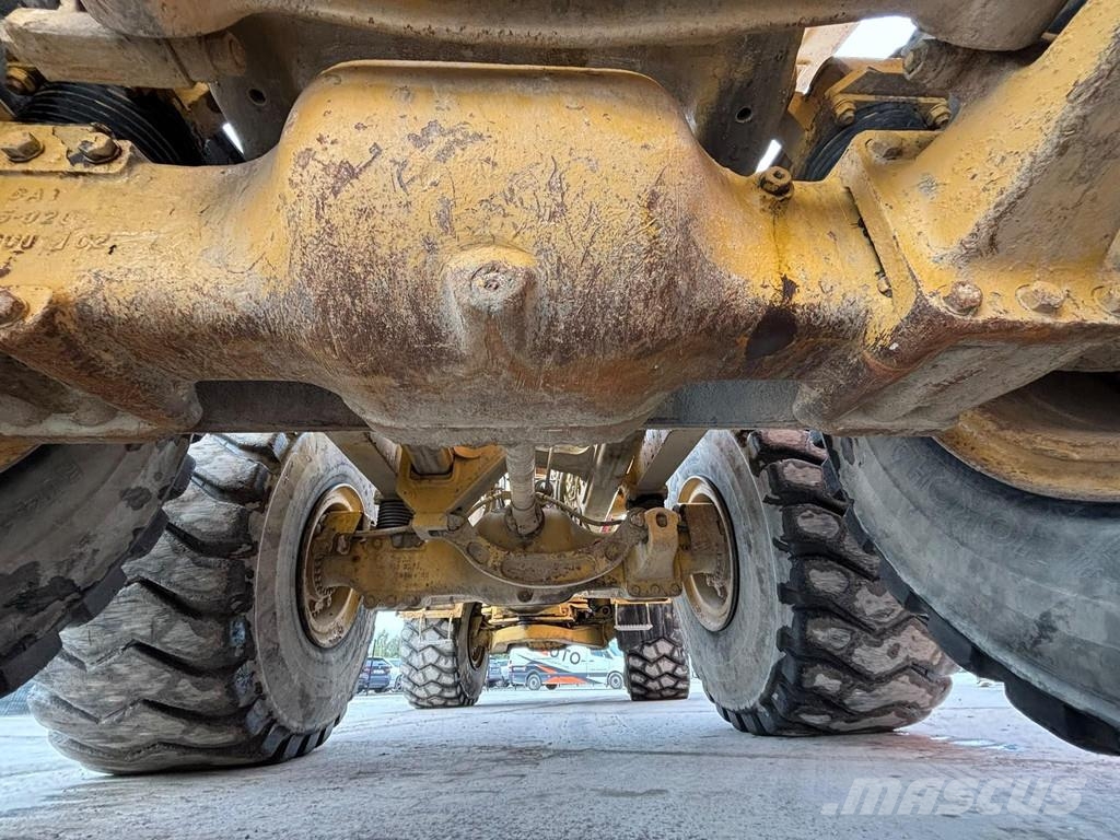 CAT 740 6x6 AC Dumper - Knickgelenk