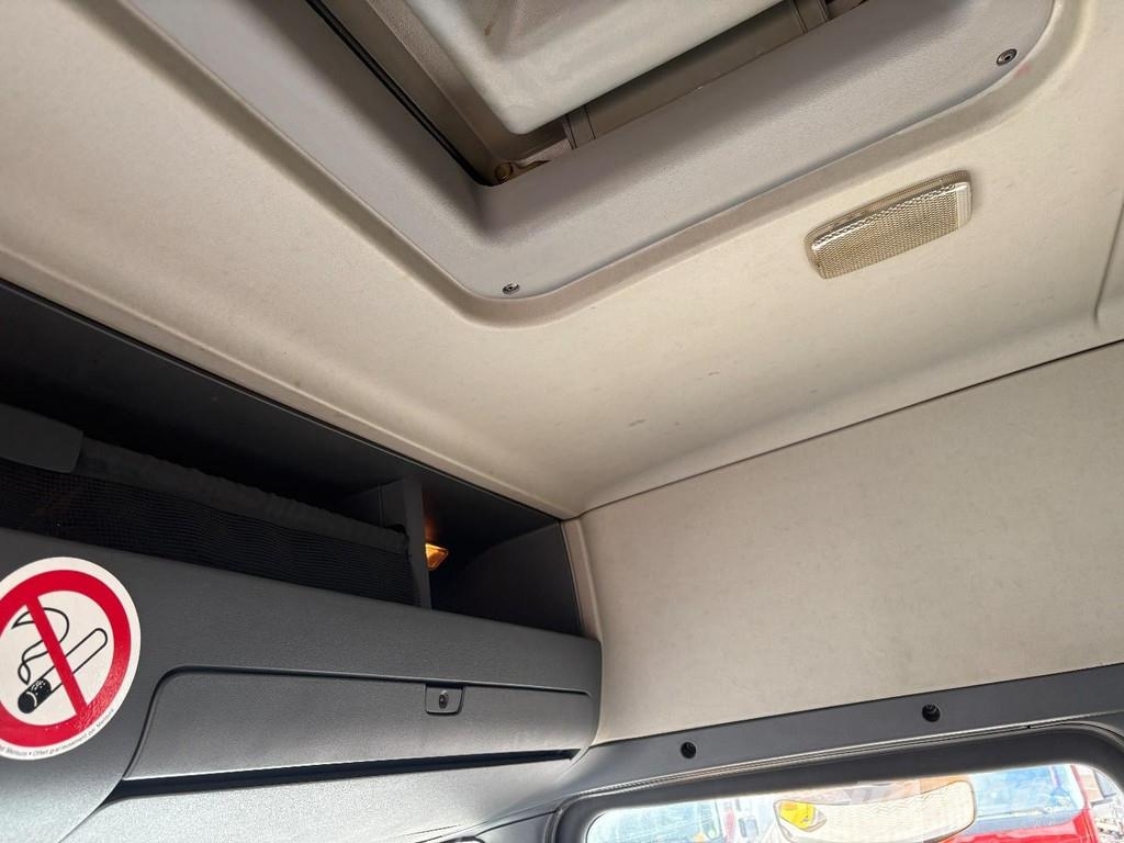 Scania P 380 + 3pedals + 6X2 + LIFT AXLE + LOADLIFT 2500 Camiones con caja de remolque