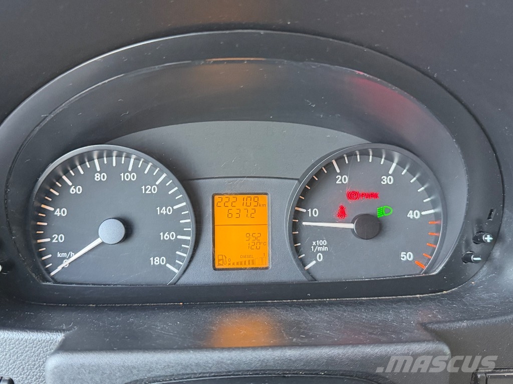 Mercedes-Benz Sprinter 310 CDI perälaudalla Varevogne