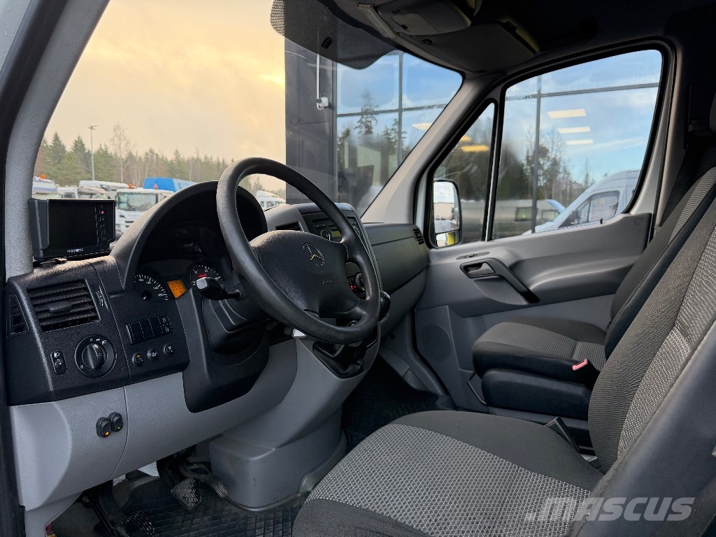 Mercedes-Benz Sprinter 310 CDI perälaudalla Varevogne