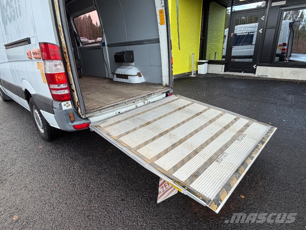 Mercedes-Benz Sprinter 310 CDI perälaudalla Varevogne