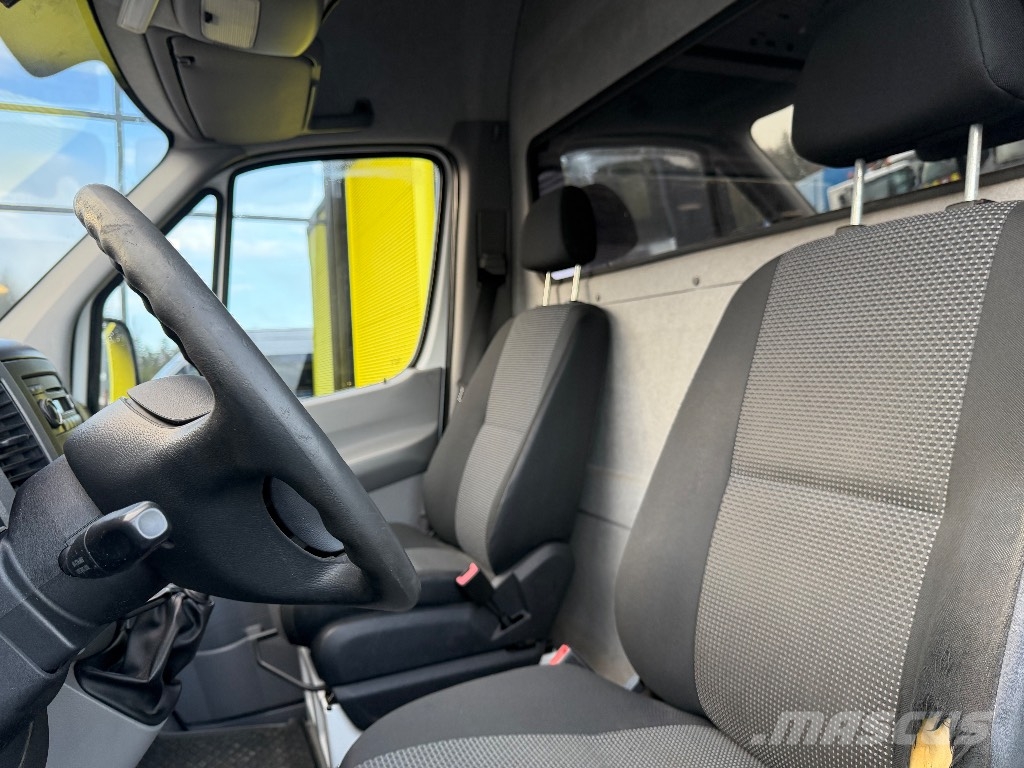 Mercedes-Benz Sprinter 310 CDI perälaudalla Varevogne