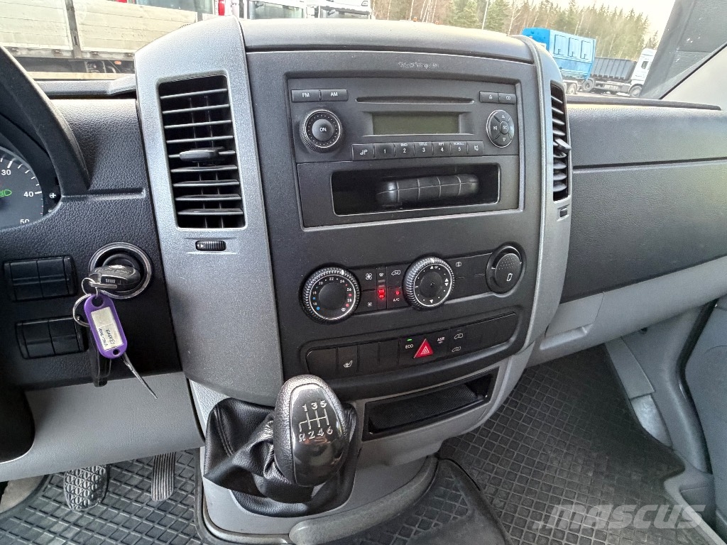 Mercedes-Benz Sprinter 310 CDI perälaudalla Varevogne