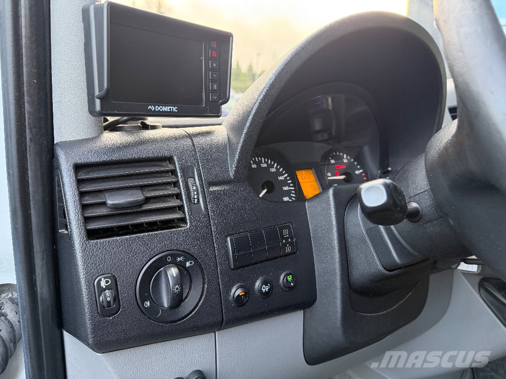 Mercedes-Benz Sprinter 310 CDI perälaudalla Varevogne