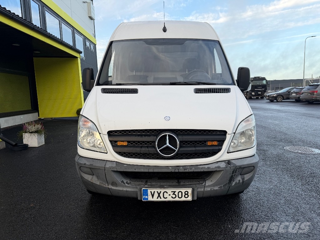 Mercedes-Benz Sprinter 310 CDI perälaudalla Varevogne