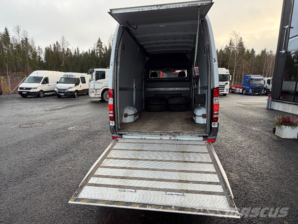 Mercedes-Benz Sprinter 310 CDI perälaudalla Varevogne