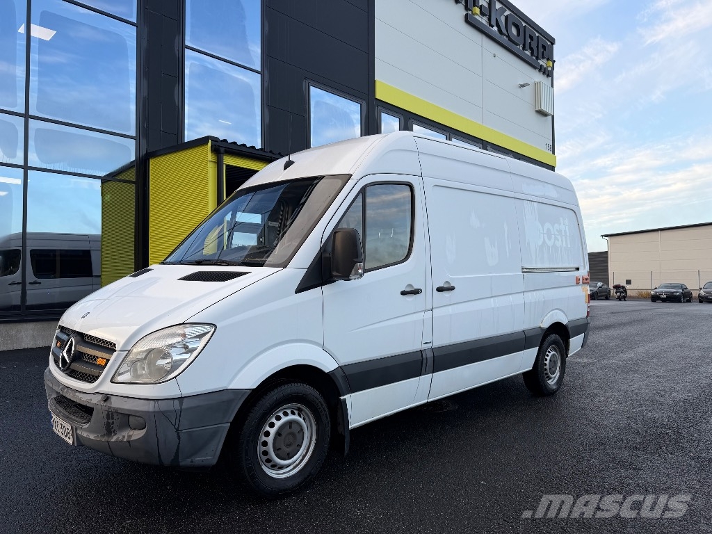 Mercedes-Benz Sprinter 310 CDI perälaudalla Varevogne
