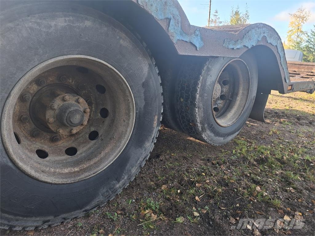 Sisu E12 Tovornjaki za prevoz gozdnih strojev