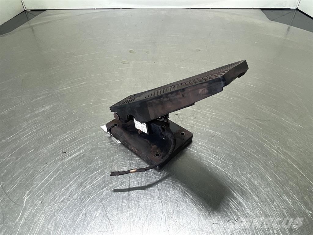 Liebherr L524-11692103-Gas pedal/Gaspedaal Cabina