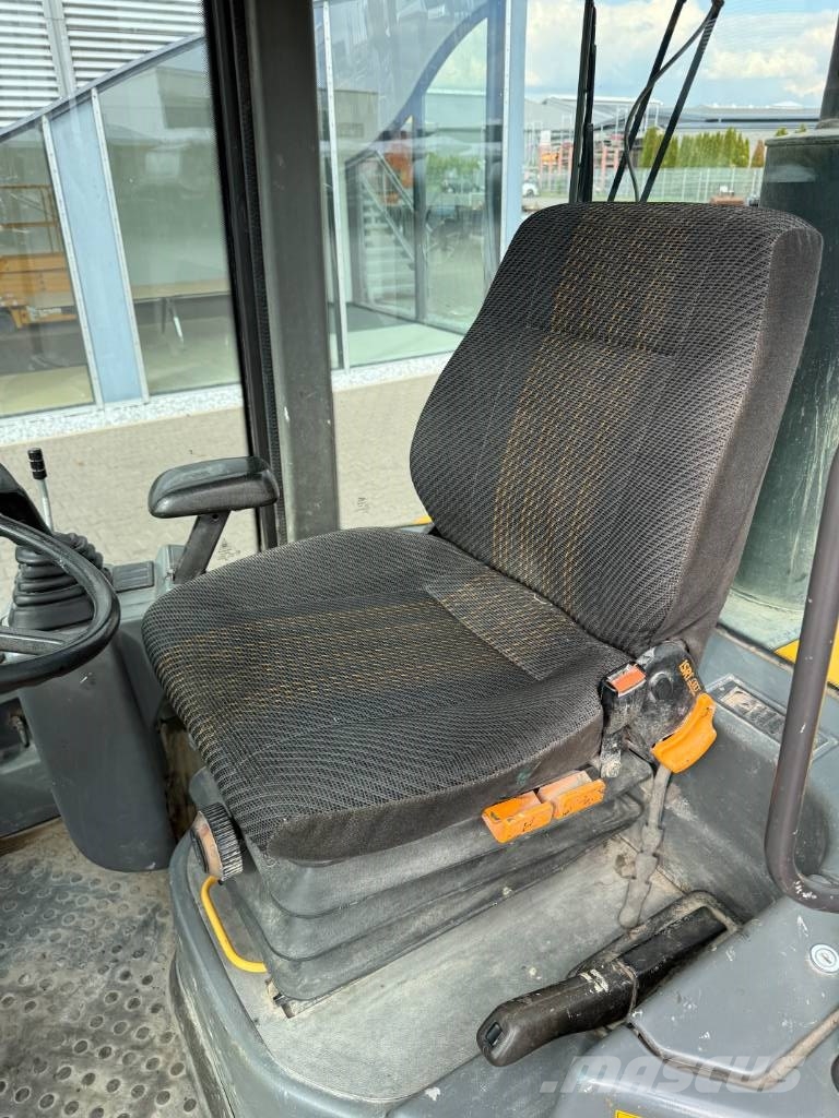 Volvo L 30 B 輪胎式裝載機