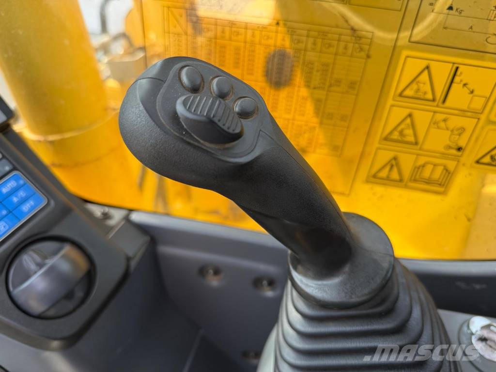 Komatsu PC 138 US-11 حفارات زحافة