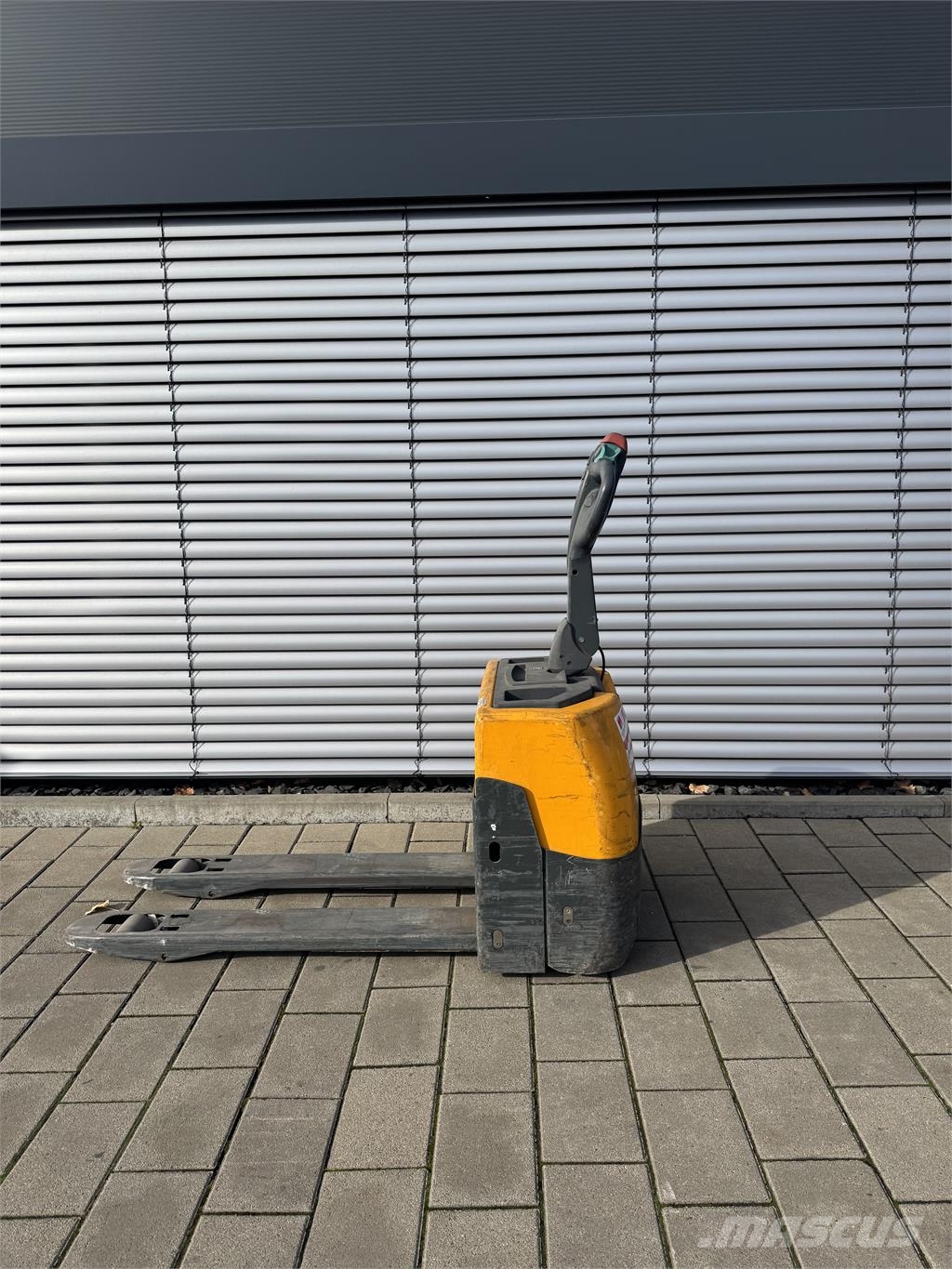 Jungheinrich EME114 - NEUE Batterien 10/2025 Pedestrian stacker