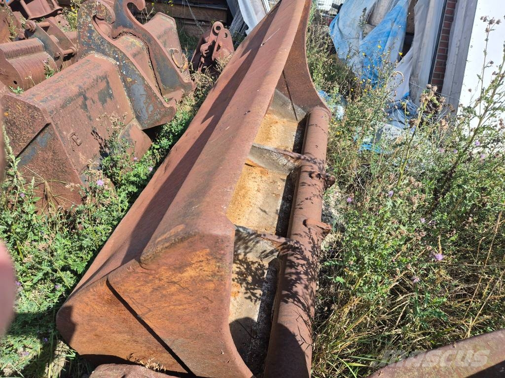 Excavator buckets and attachments CAT, Komatsu, Volvo, Hitachi, Liebherr, JCB,.... Kašike / Korpe