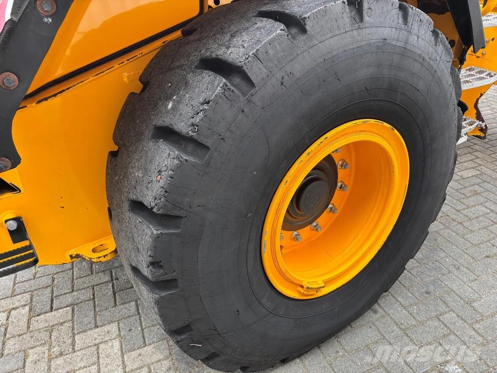 JCB 437WHT T4F Wheelloader, highlift with hightip buck Incarcator pe pneuri
