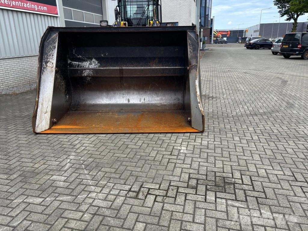 JCB 437WHT T4F Wheelloader, highlift with hightip buck Incarcator pe pneuri