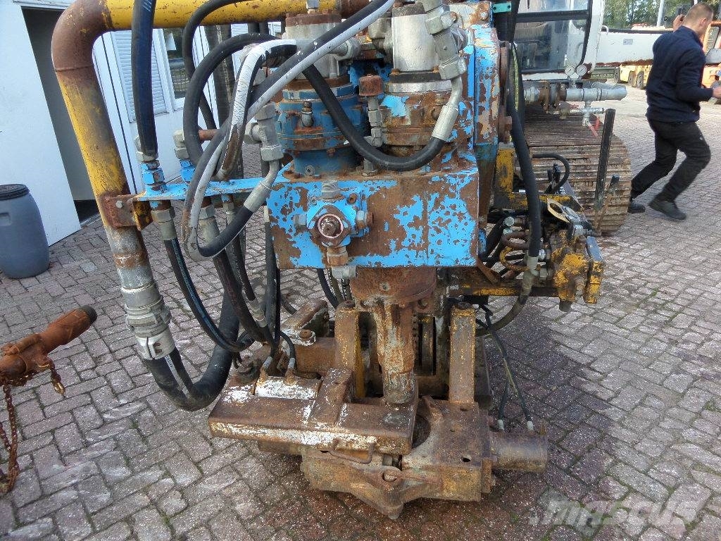 Liebherr R 902 Truck mounted drill rig