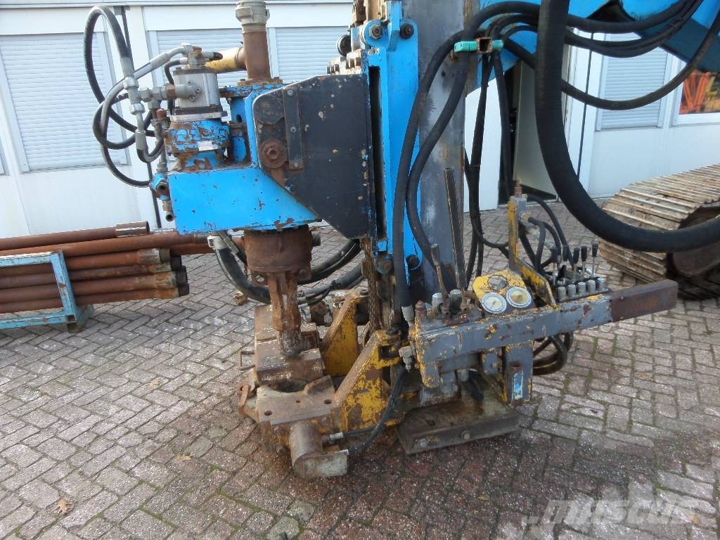 Liebherr R 902 Truck mounted drill rig