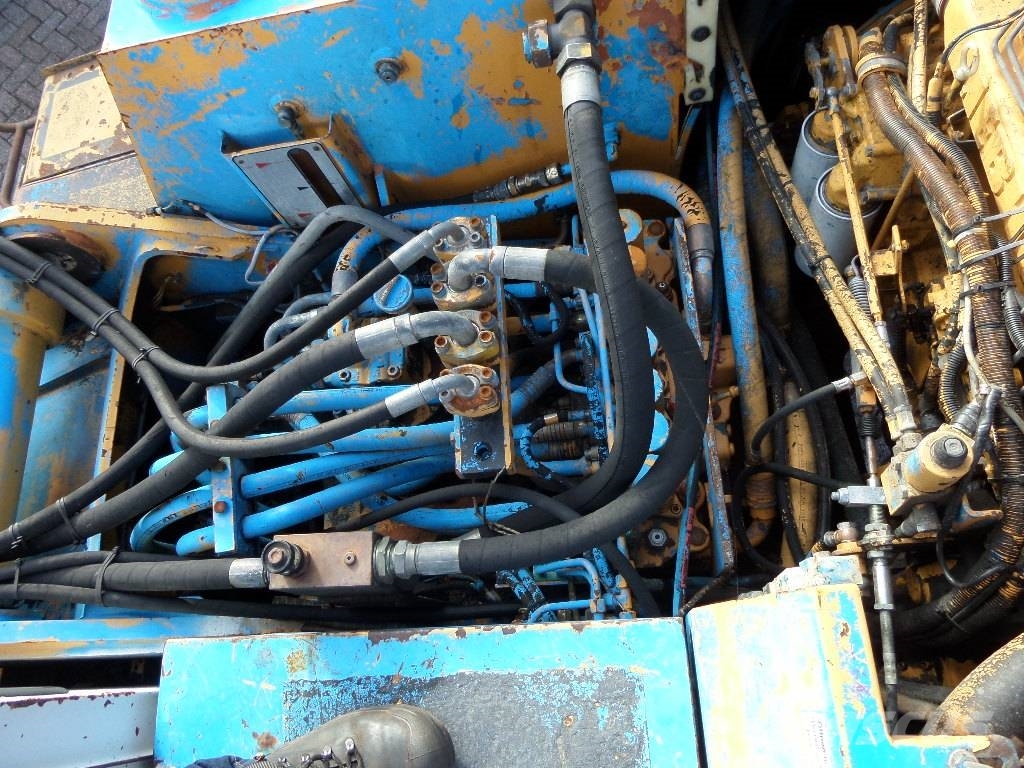Liebherr R 902 Truck mounted drill rig